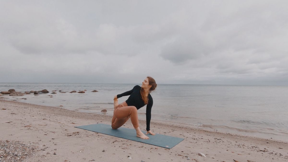 15 Min Yoga – Day 6: REFRESH ✨ Gentle Yoga for Flexibility – Reconnect & Heal | Calm the Mind & Release Tension