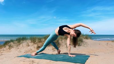 15 Min Flow into Summer ☀️ Summer Solstice Vinyasa Yoga Flow