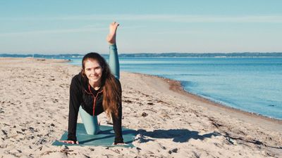 25 Min Beach Pilates Yoga Fusion Workout for Balance 🌴 Tone your Legs & Booty